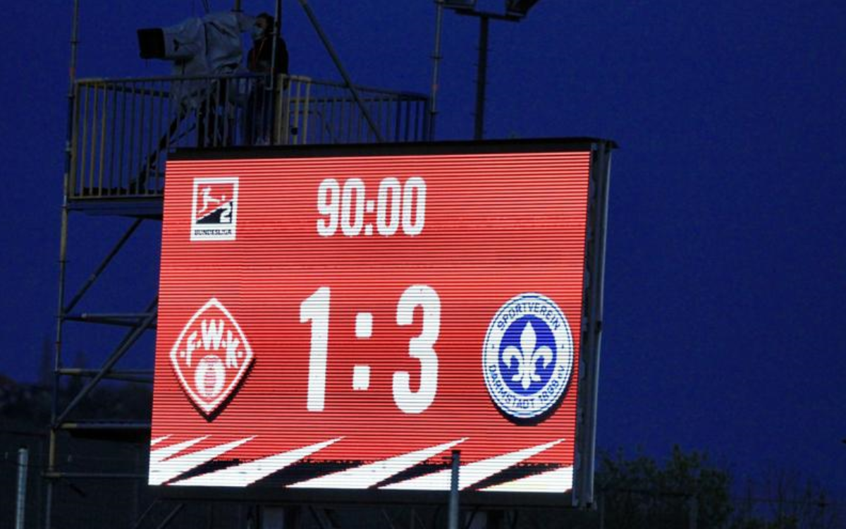 Die Würzburger Kickers verlieren daheim gegen Darmstadt 98 Foto bei Nacht Die Würzburger Kickers verlieren daheim gegen Darmstadt 98 Foto bei Nacht